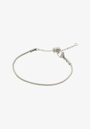 Pulsera de plata con un diseño retorcido, que incluye un cierre y una cadena ajustable. Textura suave; estilo minimalista con un brillo sutil.