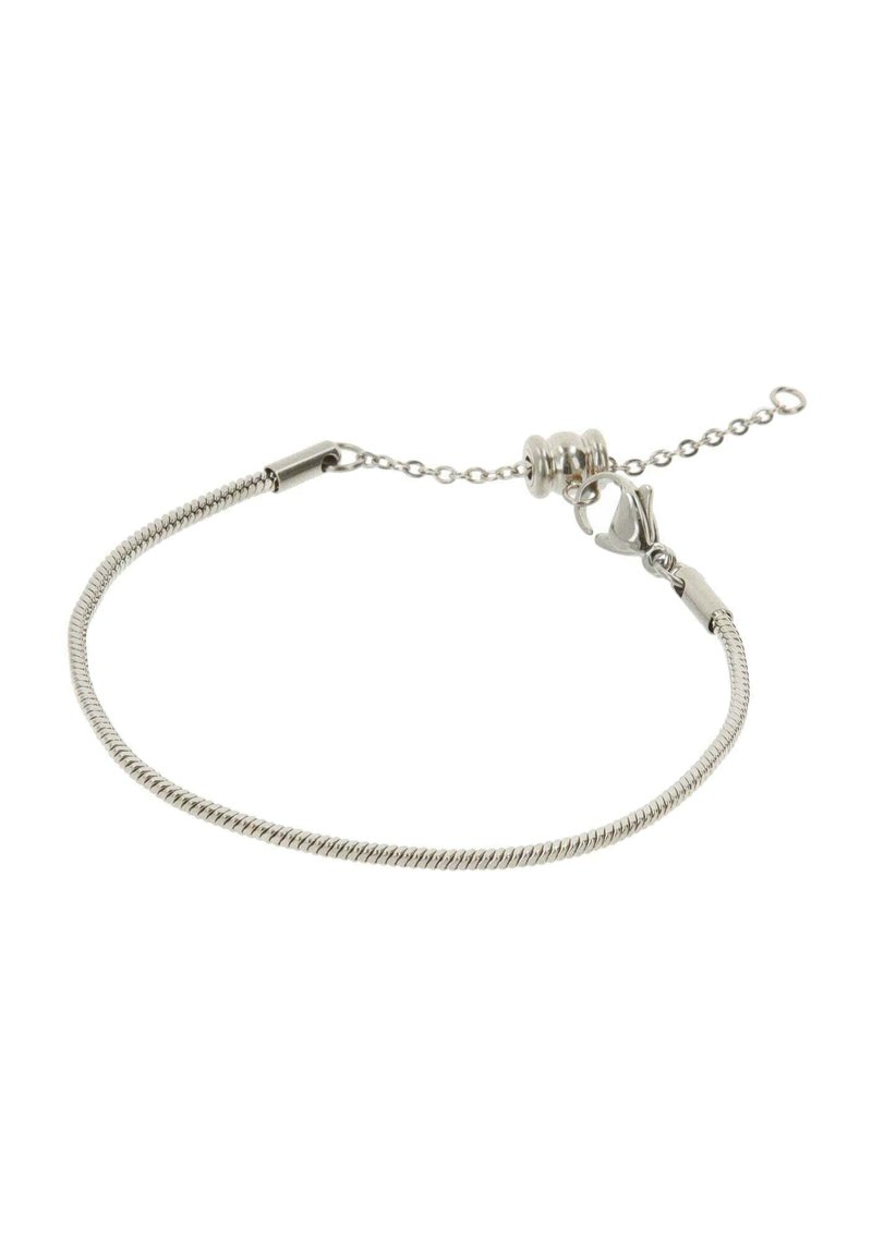 Srebrna bransoletka o skręconym wzorze, z zapięciem i regulowanym łańcuszkiem. Gładka tekstura; minimalistyczny styl z subtelnym połyskiem.