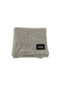 Scarf grigia lavorata a maglia presenta una texture morbida con una leggera lucentezza, piegata ordinatamente, mostrando un'etichetta nera con testo bianco.