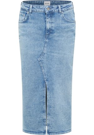 Jupe crayon en jean bleu clair avec fente avant, cinq poches et fermeture à bouton. Présente une texture lisse et une silhouette droite.