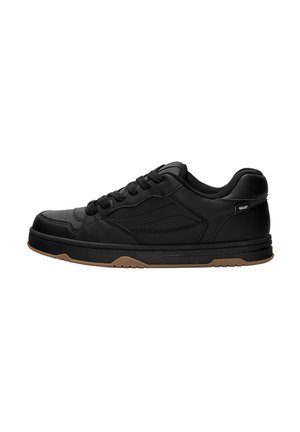 Czarny niskoprofilowy sneaker z zapięciem na sznurowadła, teksturowaną skórzaną cholewką i brązowymi akcentami na podeszwie, pokazany z profilu.