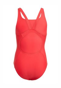 Červené jednokusové plavky se sportovním designem, s křížovými ramínky, hladkou texturou a výřezy na bocích.