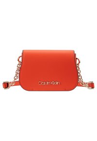 Sac bandoulière Calvin Klein en orange vif, doté d'un extérieur en similicuir lisse, de ferrures dorées et d'une bandoulière agrémentée d'une chaîne.