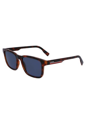 Occhiali da sole marrone tartarugato con lenti scure, forma rettangolare e aste sottili con un piccolo dettaglio del logo bianco Lacoste.