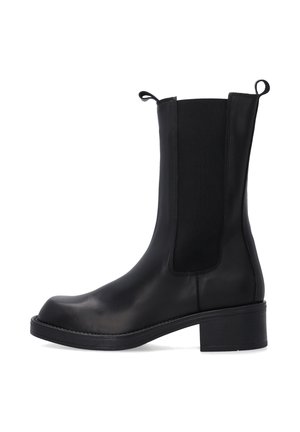 Černé kožené kotníkové chelsea boty do poloviny lýtek s elastickými bočními panely, poutky na přední a zadní části, kulatou špičkou a blokovým podpatkem.