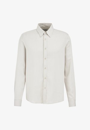 Bela srajca z dolgimi rokavi, gumbi in tankimi navpičnimi črtami ter klasičnim ovratnikom, prikazana na belem ozadju.