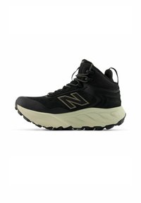 Zapatilla alta negra con parte superior texturizada, suela media gruesa y suela de goma. Presenta acentos grises y ojales reforzados para los cordones.