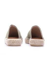 Espadrilles de lona verde con suela de yute y diseño de parte trasera abierta, que cuentan con un interior suave y un acabado texturizado natural.