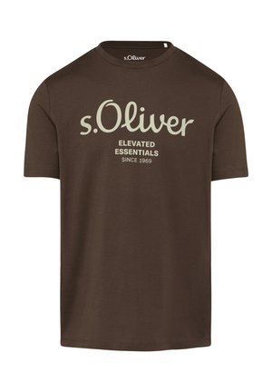 T-shirt en coton marron à manches courtes, avec un logo imprimé couleur crème et le texte : "s.Oliver ELEVATED ESSENTIALS SINCE 1969."