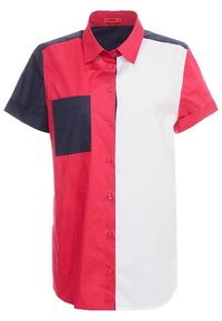 Camisa de manga corta con bloques de color rojo, blanco y marino, con un bolsillo de parche en marino y cierre de botones, fabricada en algodón.