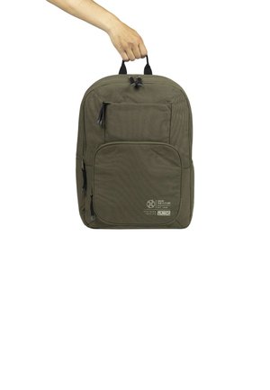 Sac à dos vert olive avec un tissu texturé, deux poignées supérieures, une poche frontale, une fermeture éclair sur le côté et un logo sur le bas à l'avant.