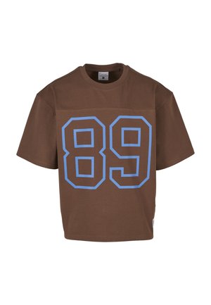 Braunes T-Shirt mit kurzen Ärmeln und der groß dargestellten hellblau umrandeten Zahl "89" auf der Vorderseite.