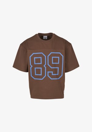 Braunes T-Shirt mit kurzen Ärmeln und der groß dargestellten hellblau umrandeten Zahl "89" auf der Vorderseite.