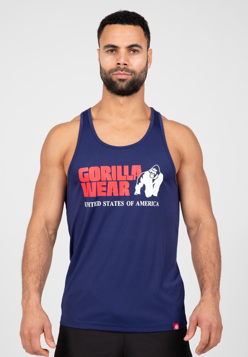 Navy tanktop gemaakt van sportstof, met rode en witte "GORILLA WEAR" tekst en een afbeelding. Gladde textuur, normale pasvorm.