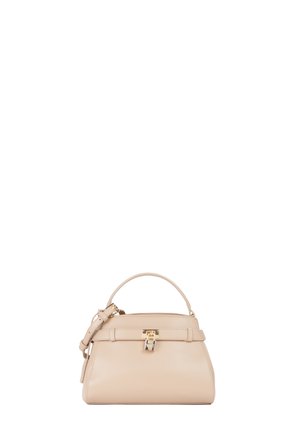 Sac à main en cuir beige avec une forme structurée, une poignée supérieure, une sangle réglable, un fermoir à verrou doré et un design minimaliste.