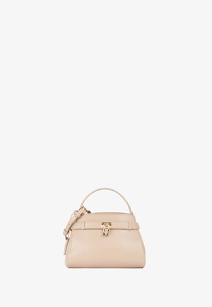 Beige leren handtas met een gestructureerde vorm, bovenhandvat, verstelbare schouderriem, sluiting met goudkleurige slot en minimalistisch design.