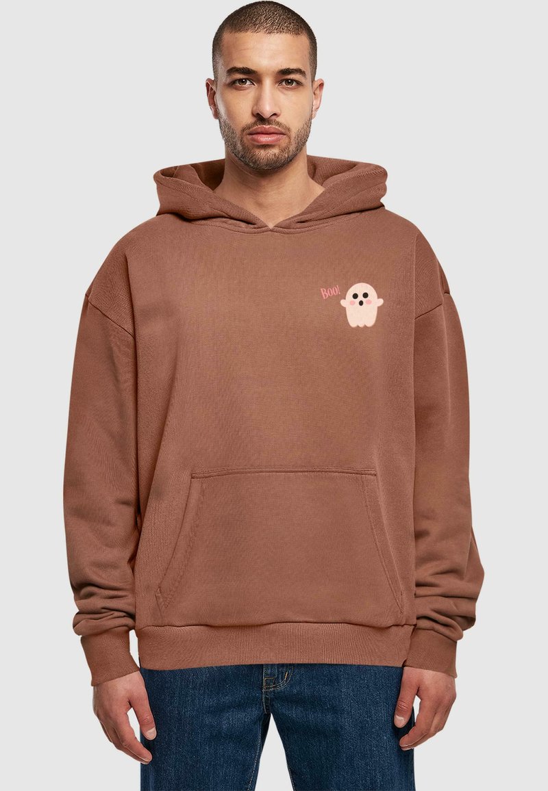 Felpa con cappuccio marrone, dotata di tasca frontale, polsini a costine e una grafica di un fantasma rosa con la scritta "Boo!" sul lato sinistro del petto.