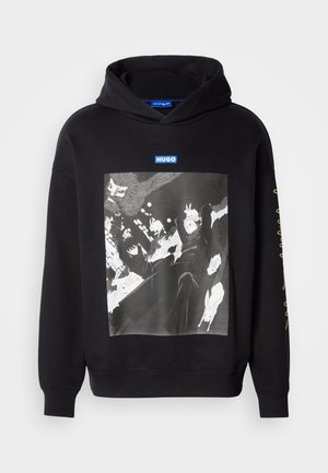 Zwarte hoodie met een grafische print aan de voorkant, gedetailleerd met contrasterende witte en grijze beelden. Logo- en tekstaccenten in blauw en goud.