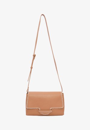 Tan leren schoudertas met een platte vorm, witte gestikte accenten en een afneembare, verstelbare schouderband. Bevat een voorflap sluiting.