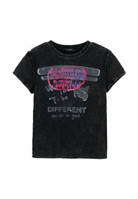 Camiseta de algodón negra con cuello redondo, mangas cortas y estampado gráfico que presenta texto en rosa y gris que dice "Para ser DIFERENTE te ves tan bien."