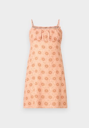 Robe sans manches pêche avec fines bretelles et bustier froncé, présentant un motif de rayons de soleil orange couvrant toute la surface sur un fond clair.