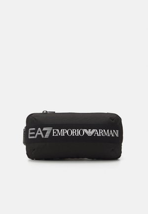 Czarny prostokątny pokrowiec z zamkiem błyskawicznym i białym logo "EA7 Emporio Armani" na środku z przodu.