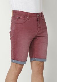 Koroshi BERMUDA STRETCH REGULAR COLORS BERMUDA STRET - Kratke hlače od trapera - granate
