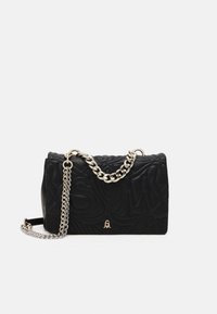 Sac à main en cuir noir avec des motifs embossés, doté d'une chaîne en ton or et d'un accent logo à l'avant. Forme rectangulaire compacte.