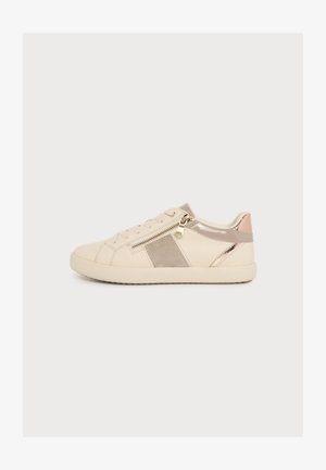 Beżowy sneaker ze złotym zamkiem, jasnoróżowymi metalicznymi akcentami, zamszową boczną naszywką, płaskimi sznurowadłami i gumową podeszwą na jednolitym białym tle.