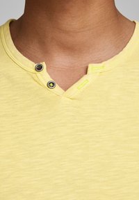 Jack & Jones ESPLIT NECK NOOS - T-shirts basic - lemon drop