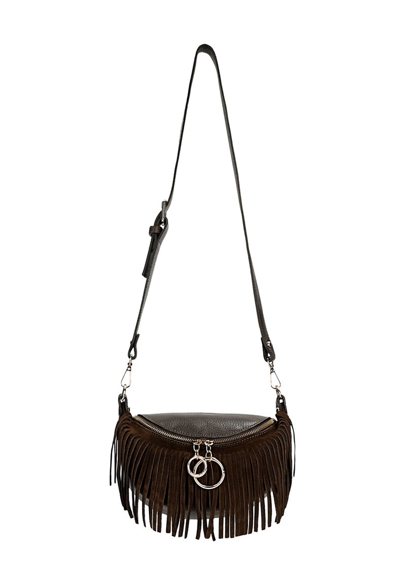 Borsa in suede marrone con dettagli in frange, chiusura con zip e accenti in metallo. La borsa ha una forma curva e una lunga tracolla.