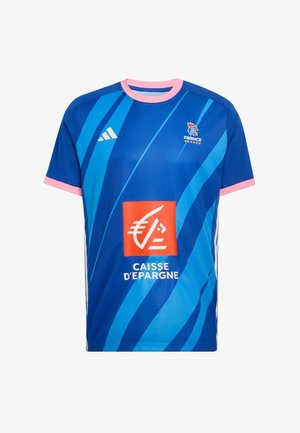 T-shirt de sport bleu avec des rayures diagonales en bleu clair. Col et accents de manches roses. Devant avec un logo de sponsor en rouge et blanc.