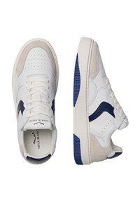 Sneakers bianchi con accenti blu navy, materiali in pelle e suede, punteggiatura sulla punta, suola in gomma spessa e logo sulla linguetta.