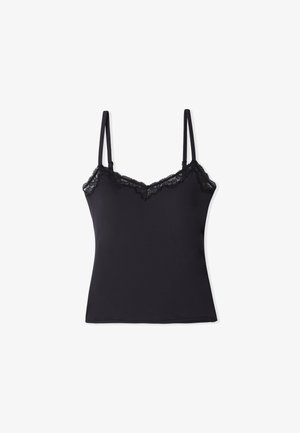 Schwarzes Camisole-Top mit dünnen verstellbaren Trägern und Spitzenbesatz entlang des Halsausschnitts und der oberen Kanten, auf weißem Hintergrund präsentiert.