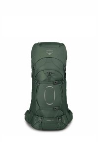 Mochila Green Osprey Ariel 65 con correas ajustables, múltiples hebillas, tejido suave y parte superior redondeada; presenta un logo y base reforzada.