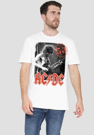 Weißes Baumwoll-T-Shirt mit einem Grafikdesign eines Gitarristen, schwarz-weiß mit roten Akzenten und dem "AC/DC"-Logo in fetter Schrift.