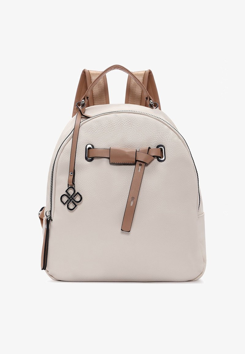 Jasno beżowy plecak wykonany z teksturowanej skóry syntetycznej. Posiada brązowe paski, przednią kieszeń na zamek błyskawiczny oraz dekoracyjny czarny akcent.