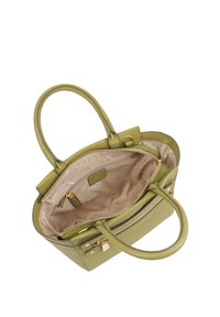 Groene leren handtas met dubbele handvatten aan de bovenkant, ritsafsluiting en beige voering. Bevat een binnenzak en metalen hardwareaccenten.