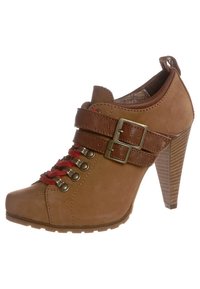 Zapato de tacón alto marrón con un tacón texturizado, diseño de cordones con cordones rojos y dobles hebillas marrones. Material de cuero suave.