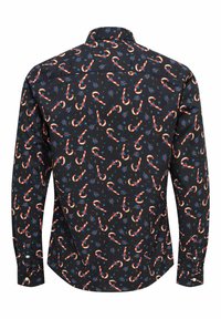 Must musta särk, millel on pikad varrukad, punased ja valged kommid ning sinised hobukastani mustrid. Näidatud tagant, nööpidega mansettidega.