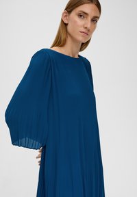 s.Oliver BLACK LABEL MIT PLISSEEFALTEN - Jurk - petrol