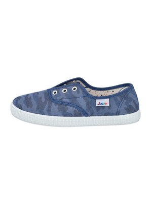 Zapato de lona tipo slip-on con estampado de camuflaje azul, suela blanca y tres ojetes metálicos, con una pequeña etiqueta de tela en el lateral.