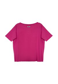 Koszulka z krótkim rękawem, okrągłym dekoltem, wykonana z gładkiego, lekkiego materiału w intensywnym różowym kolorze z delikatnym połyskiem oraz małą metką z tyłu.