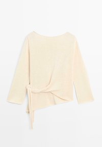 Haut tricoté couleur crème à manches longues, avec une encolure bateau et un détail asymétrique noué à l'avant sur le côté gauche.
