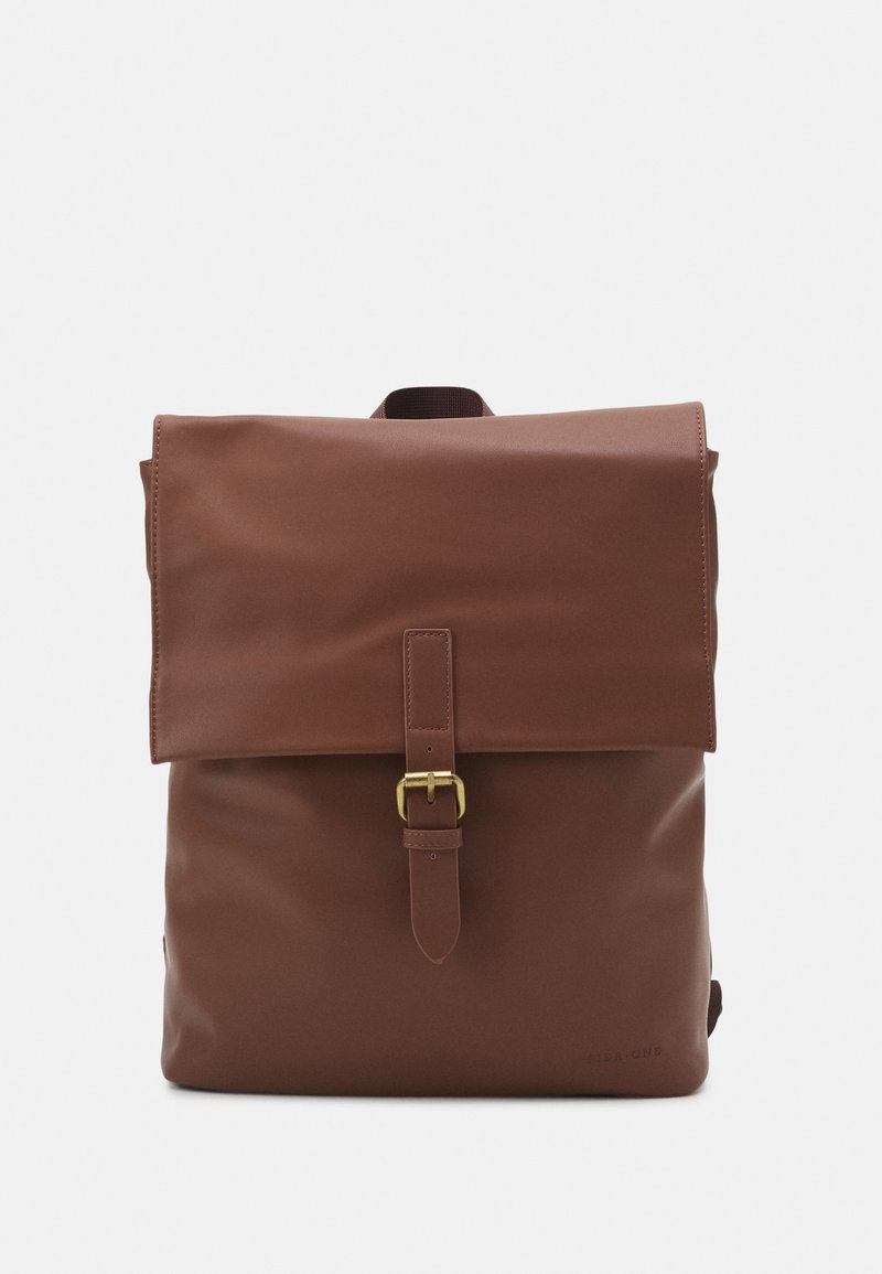 Sac à dos en cuir marron avec rabat replié maintenu par une sangle à boucle dorée, sur fond blanc uni.