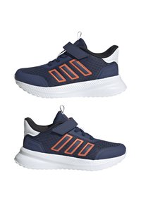 Zapatillas deportivas de malla en color navy con detalles en naranja, suela blanca y una correa de Velcro. Presentan tres franjas paralelas y un talón texturizado.