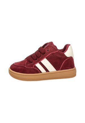 Kinder kastanjebruine suède sneaker met twee witte zijstrepen, wit hielstuk, dikke bruine zool en kastanjebruine veters.