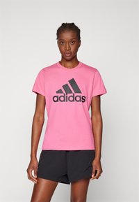 adidas Sportswear ESSENTIALS - Triko s potiskem - pulse magenta   black