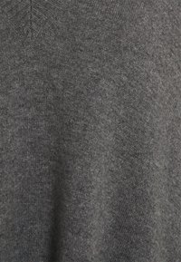 Dunkelgrauer, gestrickter Pulloverstoff mit weicher, strukturierter Oberfläche. Verfügt über ein V-Ausschnitt-Design und ein gleichmäßiges Strickmuster.