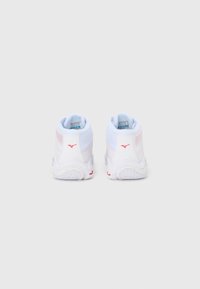 Λευκά αθλητικά παπούτσια με ψηλή κοπή, πάνελ από δίχτυ και κόκκινες λεπτομέρειες στο εξωτερικό. Διαθέτουν υφασμένη εξωτερική σόλα για καλύτερη πρόσφυση.